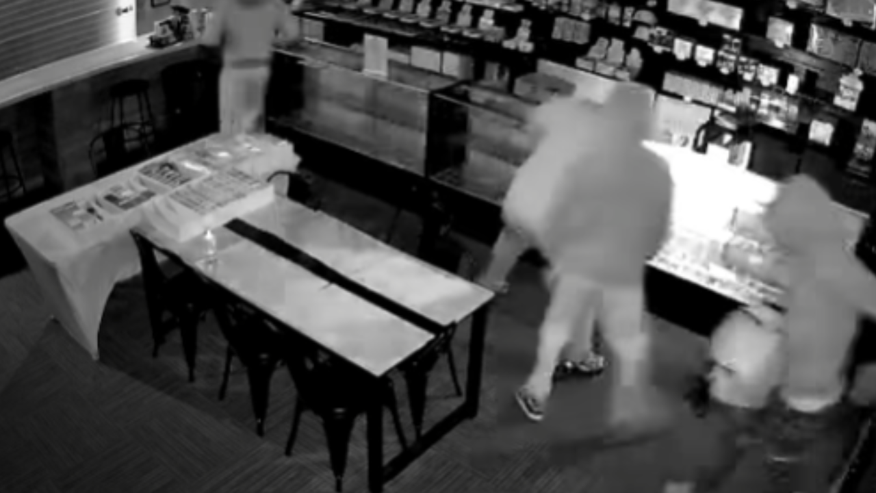 Ladrones se llevan miles de dólares en cartas raras de Pokémon