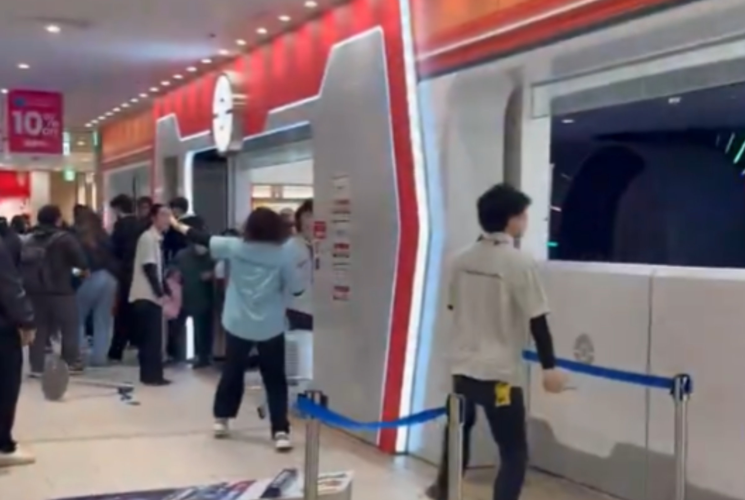 Empleada de tienda de Pokémon muere tras ataque en centro comercial