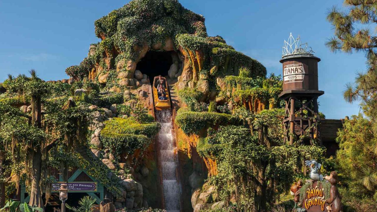 Un niño de 13 años cae de Tiana’s Bayou Adventure en Disneyland