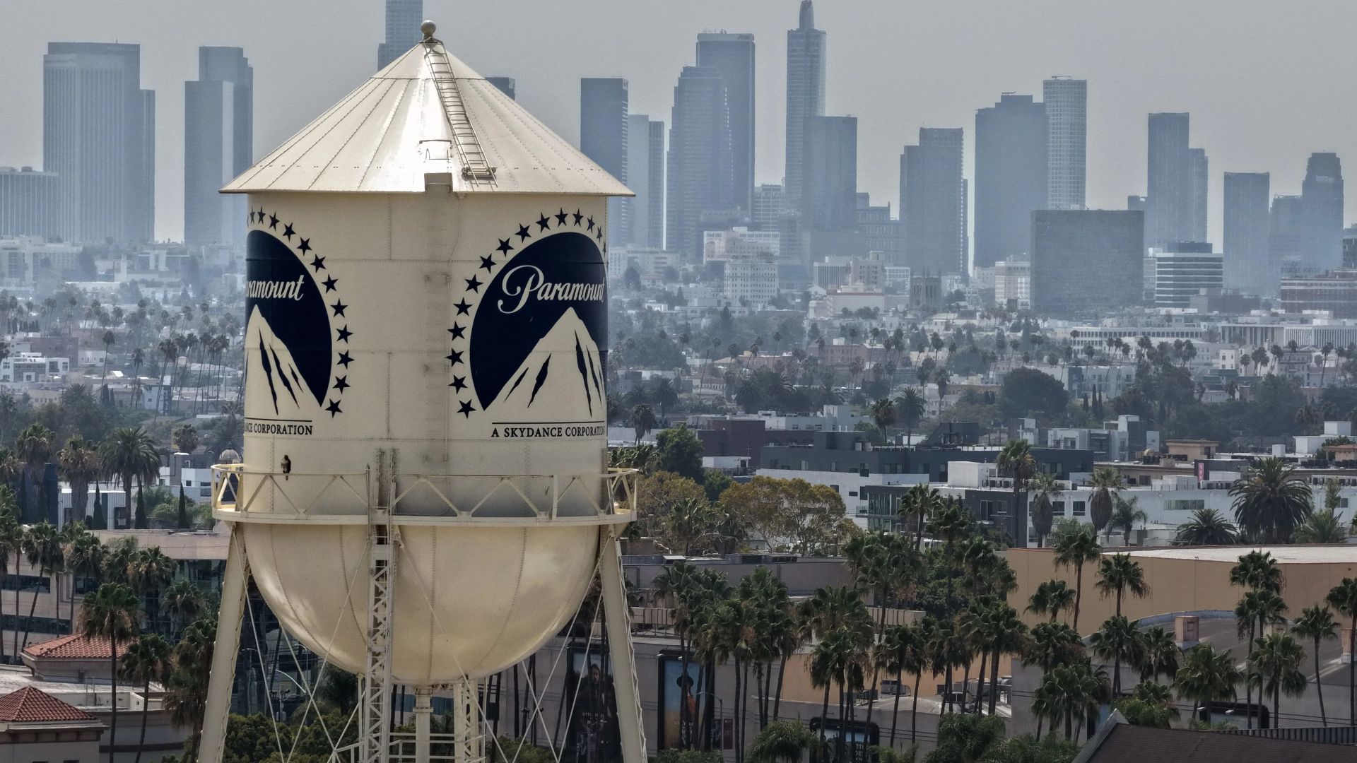 La compra de Warner Bros. por Paramount queda en pausa por orden judicial